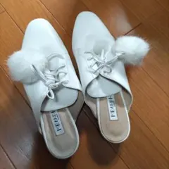 ホワイトレザー ファー付きフラットシューズ