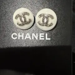 CHANEL CCロゴ ストーン装飾ホワイトボタン 難あり