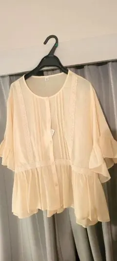 【新品未着用】GU　レースフリルブラウス　クリーム　3XL