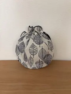 ハンドメイド作品　北欧風生地　まあるい小さな巾着袋