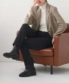 ★メルカリ便★トゥシェ　ストレートパンツのサムネイル
