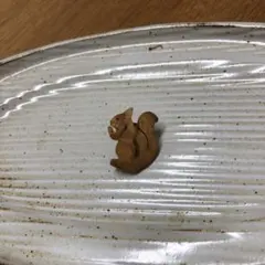 木製リス型ブローチ