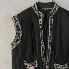 90s ヴィンテージ　ベスト　刺繍　花柄　中綿　古着　個性的　黒　VT1