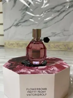 【限定】Flowerbomb Pretty Peony 50ml 豪華BOXのサムネイル