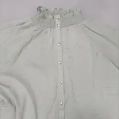 薄いグレーの長袖シャツ