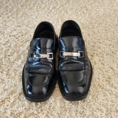 【GUCCIグッチ】メンズ黒いレザー ローファー 金属バックル付き