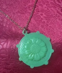 昭和レトロ⭐︎プラスチックペンダント　花　グリーン