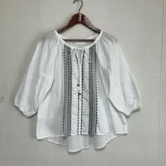 ・LHELBIE・刺繍入りホワイトコットン五分袖ブラウス