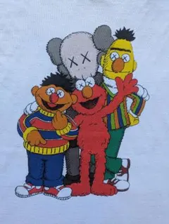 希少 コラボ ユニクロ UT × KAWS × セサミストリート Tシャツ 白