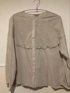 刺繍フリル付きベージュ長袖シャツ