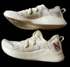 ホワイト DYNASOFT スニーカー