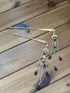 金色のビーズ付きかんざし