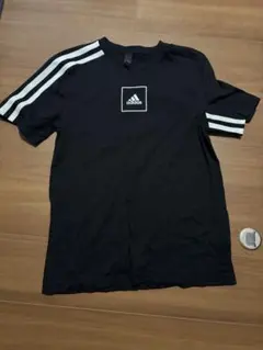 adidas 黒 ストライプ Tシャツ