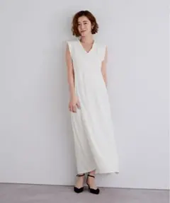 ユアーズ　フリルデザインVネックロングワンピース