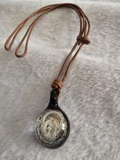 渦巻き模様 ガラスペンダント レザー付き