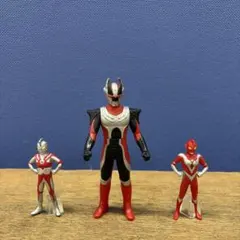 ウルトラマンフィギュア 赤と銀 約30cm - メルカリ