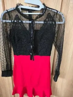 レースとフリルの黒赤ナイトドレス