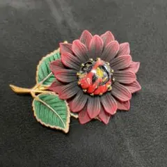 【9】レトロなフラワーブローチ　葉はエナメル　花弁は樹脂製