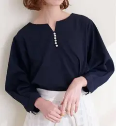 natural couture パール付き スキッパー ブラウス ネイビー