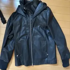 フード付き黒レザージャケット