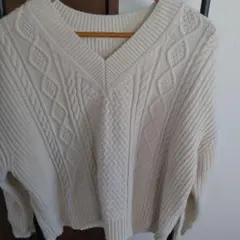 GU アイボリー Vネック セーター