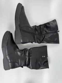 厚底ファスナー付き黒ブーツ