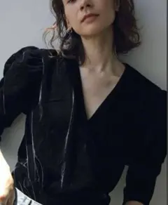 anuke Gather Velour Blouse - メルカリ