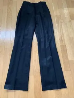 光沢のあるスラックス