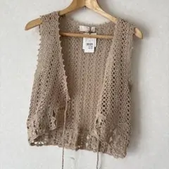 ベージュの編み物ベスト