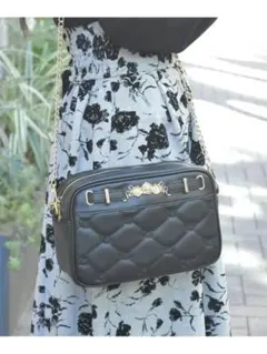 axes femme 薔薇金具使いキルトショルダーバッグ ブラック