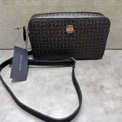 トミーヒルフィガー ショルダーバッグ　ブラック総ロゴ　ゴールドたチェーン