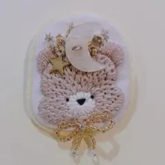 月と星　くまの刺繍ブローチ