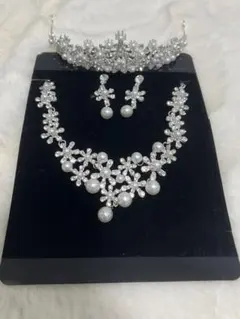 ブライダル3点セット ティアラ ・ネックレス・イヤリングウェディングアクセサリー