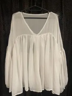 DAZYホワイト Vネック バルーンスリーブシャツ