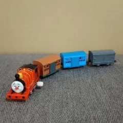 ☆ カプセルプラレール トーマス ハチにさされたジェームスと貨車セット ☆