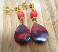 赤いドロップ型ピアス