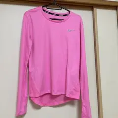 NIKE ランニング　ピンクの長袖Tシャツ