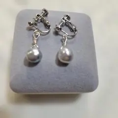 シルバー色のあこや真珠バロックのステンレスイヤリング