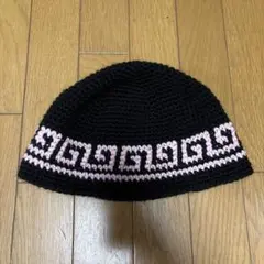 クラッシャーハット　黒とピンクの編み込みニット帽　ビーニー