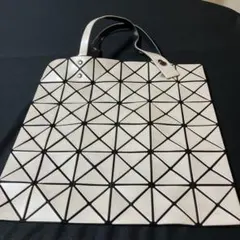 ホワイト 三角形パターン ショルダーバッグ