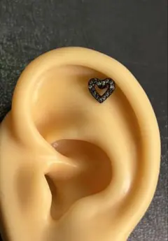 16G ブラック オープン ハート ボディピアス 軟骨 耳たぶ cz