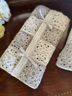 かぎ針編みソフトティッシュカバー（ホワイト&グレー）