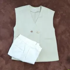 ライトグレー ベストとパンツセットアップ