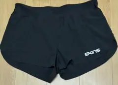 SKINSのランニングショートパンツ