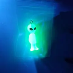 蓄光エイリアン　宇宙人フィギュア 暗闇で光る