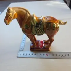 陶器製馬の置物 オレンジと緑の装飾