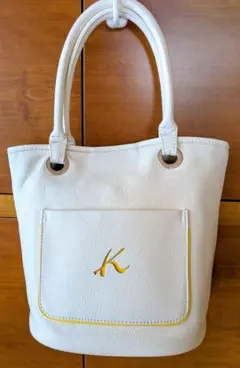キタムラ新品未使用 ホワイトハンドバッグ Kの刺繍付き