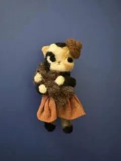 羊毛フェルトブローチ　テディベア抱き猫　三毛猫