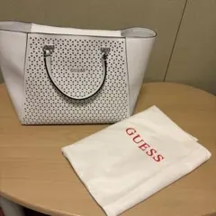 GUESS トートバッグ ホワイト パンチング加工　収納袋付きのサムネイル