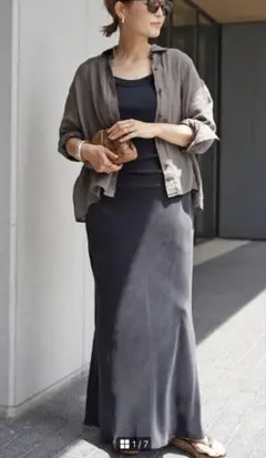 黒 サテンロングスカート